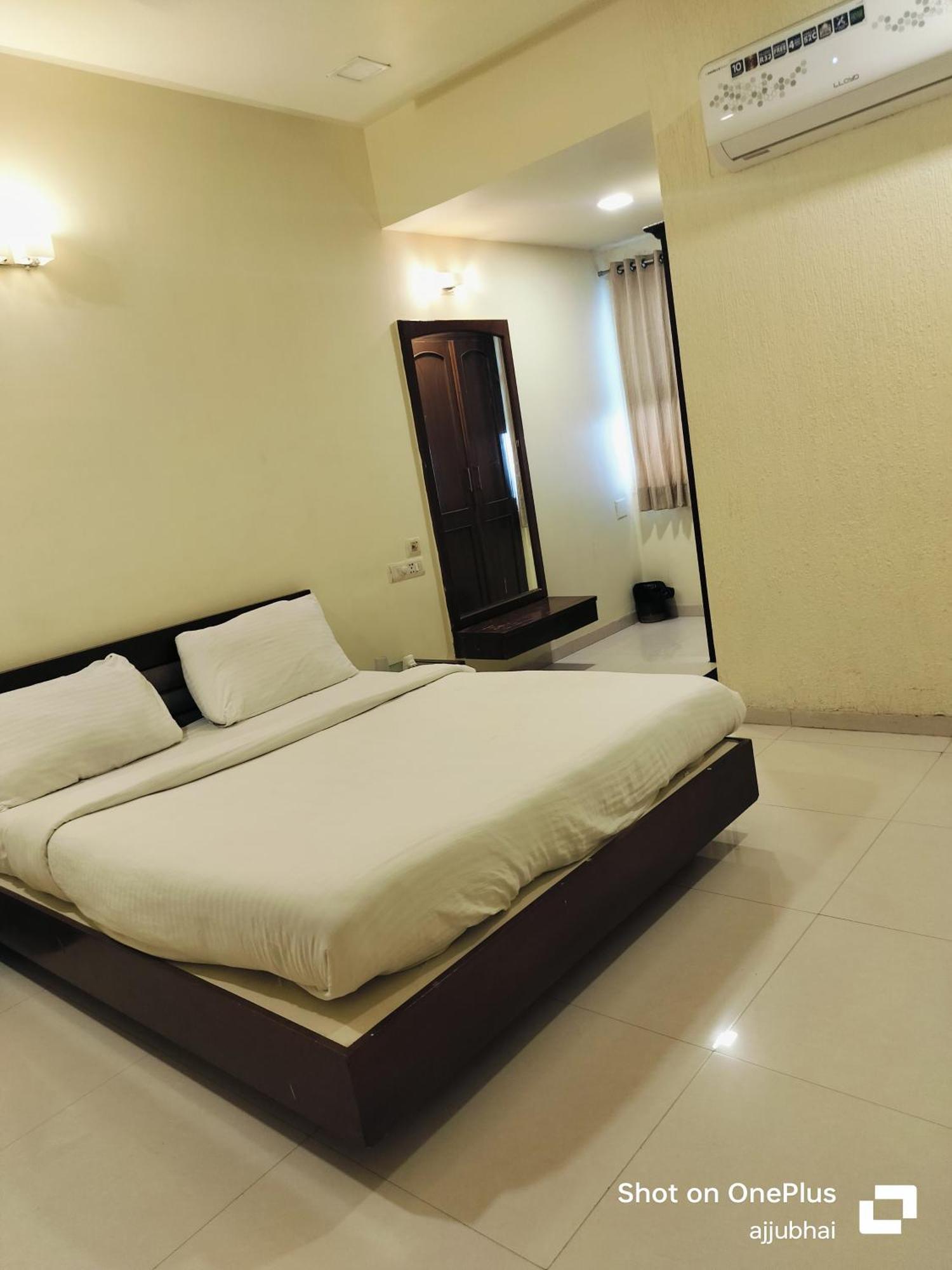 Sun N Step Club Hotel Ahmedabad Exterior foto