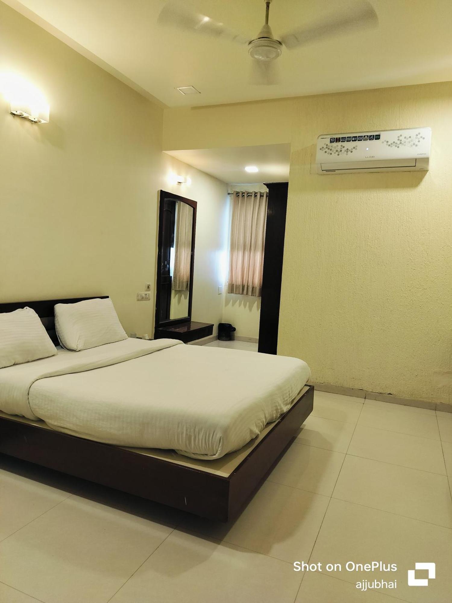 Sun N Step Club Hotel Ahmedabad Exterior foto